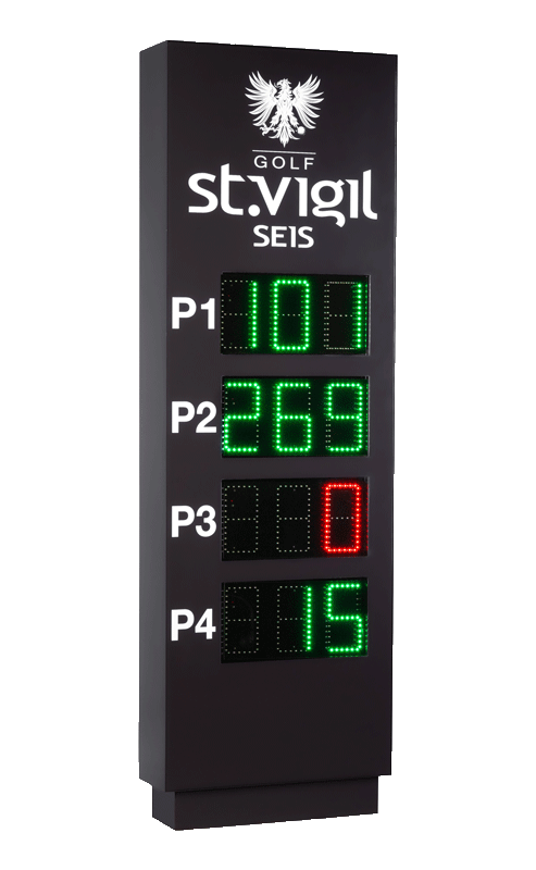 Digitale Parkplatzanzeige – Golf St. Vigil Seis Digitale Anzeigetafel mit dem Logo „Golf St. Vigil Seis“ und verfügbaren Parkplätzen in den Bereichen P1 bis P4, dargestellt mit LED-Zahlen in Grün und Rot.